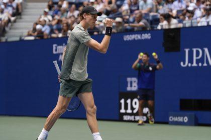 Jannik Sinner celebrates winning against Alex Michelsen at the US Open.