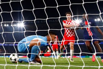 Paulo Gazzaniga lets a shot through his legs against PSG.