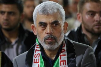 DEIR AL BALAH, GAZA - MAY 08: Leader of Hamas in the Gaza Strip, Yahya Sinwar attends the commemorative ceremony for Izz ad-Din al-Qassam Brigades' six members who who lost their lives on the blast in central Gaza Strip, on May 8, 2018 in Deir Al Balah, Gaza on May 08, 2018. (Photo by Ashraf Amra/Anadolu Agency/Getty Images)