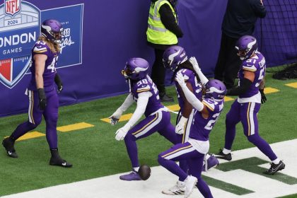 American Football - NFL - Minnesota Vikings v New York Jets - Tottenham Hotspur Stadium, London, Britain - October 6, 2024 Minnesota Vikings' Andrew Van Ginkel celebrates scoring their first touchdown with teammates Action Images via Reuters/Paul Childs