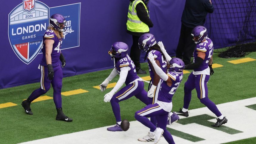 American Football - NFL - Minnesota Vikings v New York Jets - Tottenham Hotspur Stadium, London, Britain - October 6, 2024 Minnesota Vikings' Andrew Van Ginkel celebrates scoring their first touchdown with teammates Action Images via Reuters/Paul Childs