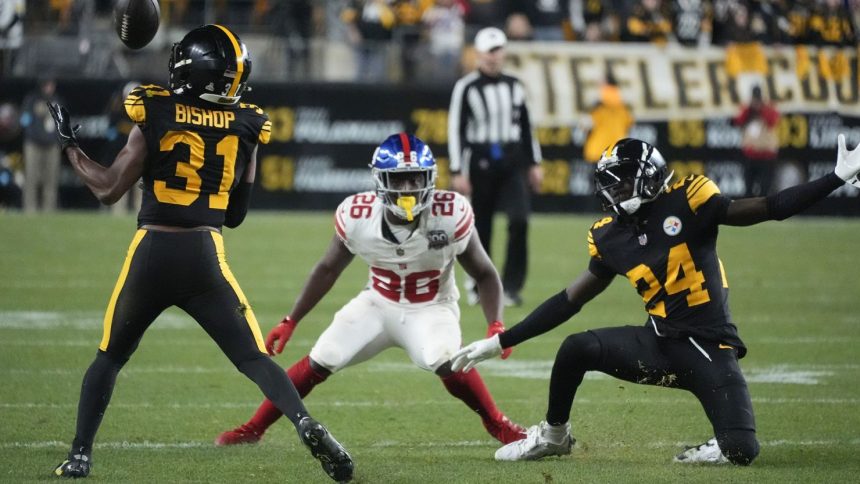 Steelers cornerback Beanie Bishop Jr. (No. 31) had the game-winning interception as Pittsburgh beat the New York Giants.