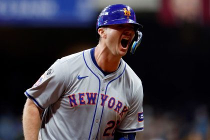 Pete Alonso celebrates his home run against the Milwaukee Brewers.