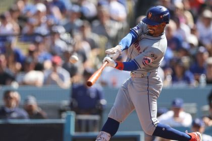 Mets shortstop Francisco Lindor hits a first inning home run to give New York an early lead.