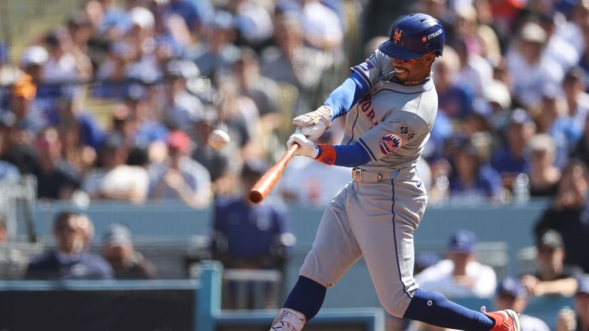 Mets shortstop Francisco Lindor hits a first inning home run to give New York an early lead.