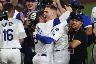 Freddie Freeman (right) provided the decisive moment at the Los Angeles Dodgers won Game 1 of the World Series.