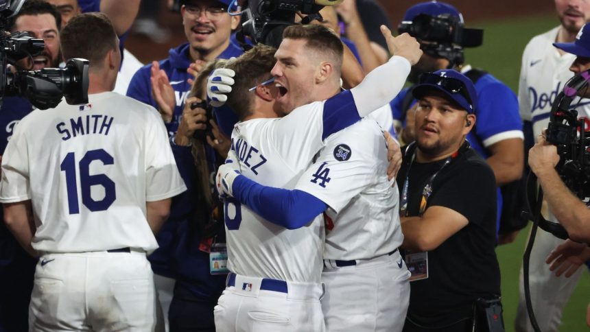 Freddie Freeman (right) provided the decisive moment at the Los Angeles Dodgers won Game 1 of the World Series.