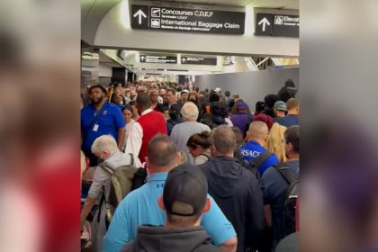 An issue with the Plane Train at Atlanta's Hartsfield-Jackson International Airport caused passenger gridlock on Monday morning.