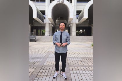 Adam Crapser before providing testimony at the Seoul High Court hearing on Wednesday.