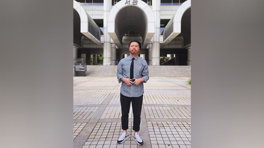 Adam Crapser before providing testimony at the Seoul High Court hearing on Wednesday.