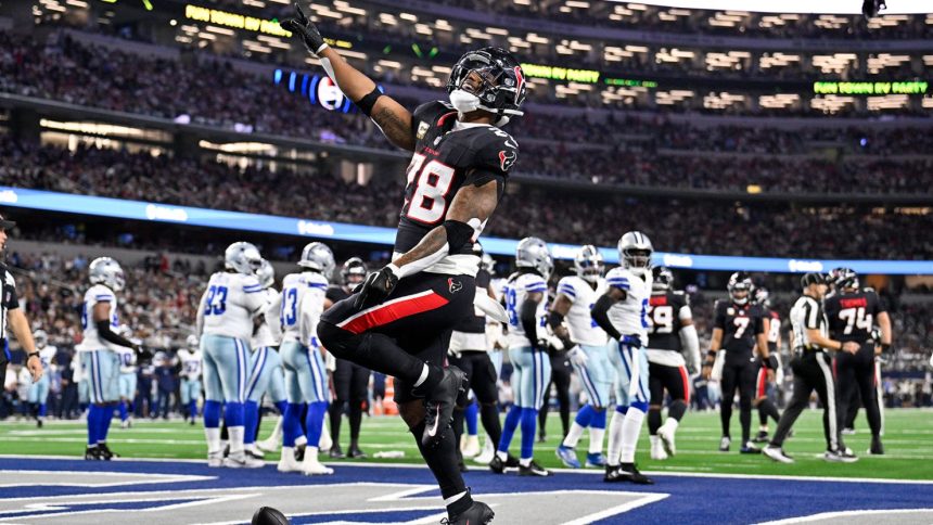 Houston Texans running back Joe Mixon reacts after scoring a touchdown against the Dallas Cowboys on November 18, 2024, in Arlington, Texas.