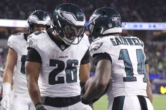 Saquon Barkley (No. 26) had a historic performance as the Philadelphia Eagles beat the Los Angeles Rams.