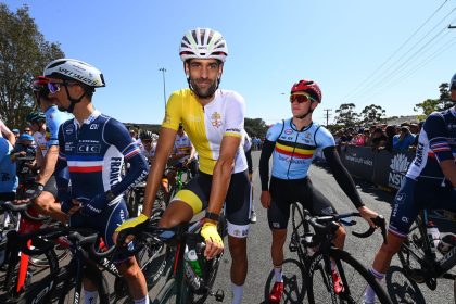 Rien Schuurhuis (center) lines up at the start of the 2022 cycling world championships in Helensburgh, Australia.