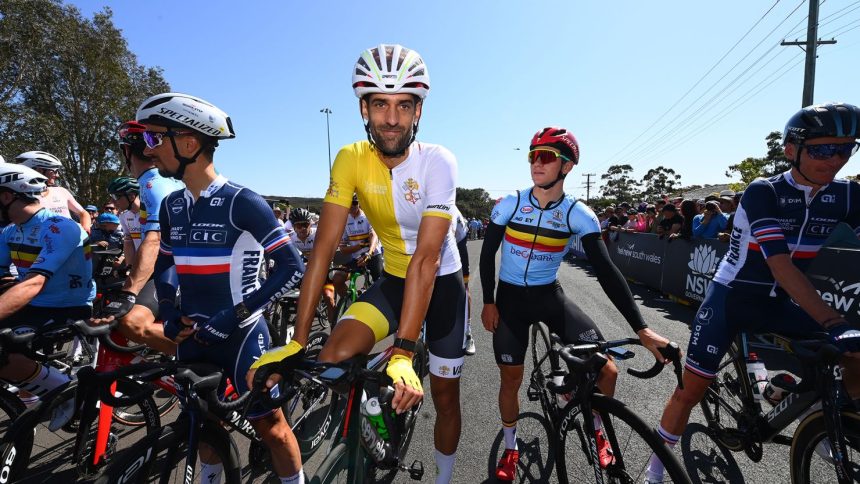 Rien Schuurhuis (center) lines up at the start of the 2022 cycling world championships in Helensburgh, Australia.