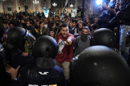 Protesters confront police during a demonstration on November 9 to demand the resignation of Valencia Regional President Carlos Mazon.