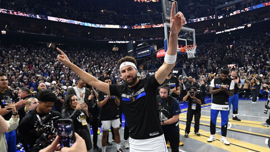 Klay Thompson returned to the Golden State Warriors for the first time since leaving to join the Dallas Mavericks on Tuesday.