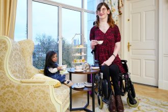 Jyoti Amge (left) and Rumeysa Gelgi (right) pictured during their meeting in London.