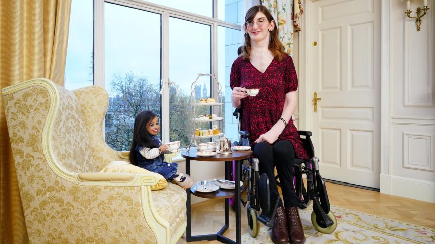 Jyoti Amge (left) and Rumeysa Gelgi (right) pictured during their meeting in London.