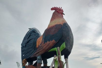 The giant building named “Manok ni Cano” ("Cano's Chicken") stands nearly 35 meters tall and 12 meters wide.