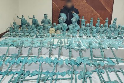 Hundreds of artifacts were seized by Egyptian authorities from two alleged traffickers who had dove to steal the antiquities.