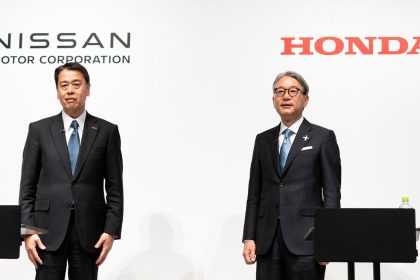 Nissan Motor CEO Makoto Uchida (L) and Honda Motor CEO Toshihiro Mibe (R) in March.