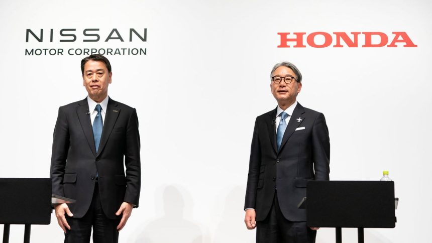 Nissan Motor CEO Makoto Uchida (L) and Honda Motor CEO Toshihiro Mibe (R) in March.