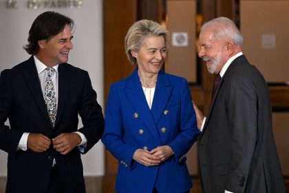 (L/R) Uruguay's President Luis Lacalle Pou, European Commission President Ursula von der Leyen and Brazil's President Luiz Inacio Lula da Silva chat on December 6, 2024.