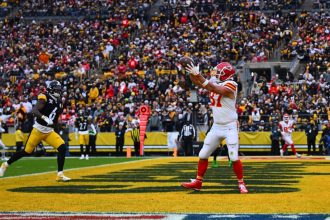 Kansas City Chiefs tight end Travis Kelce catches a fourth-quarter touchdown against the Pittsburgh Steelers.