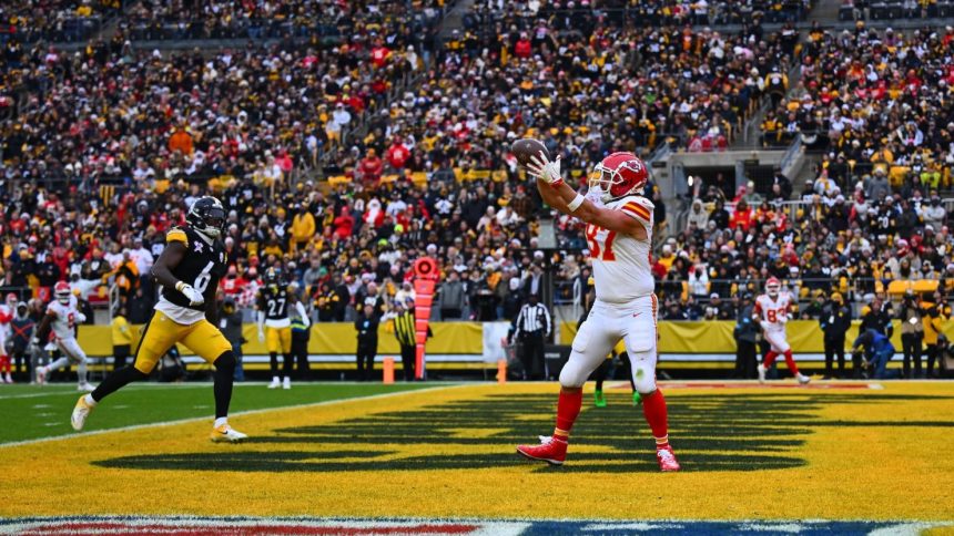 Kansas City Chiefs tight end Travis Kelce catches a fourth-quarter touchdown against the Pittsburgh Steelers.