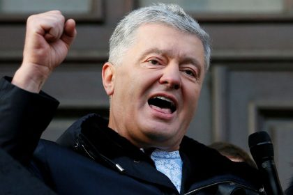 Ukraine's former president Petro Poroshenko greets his supporters outside a court building after a hearing in Kyiv in 2022.