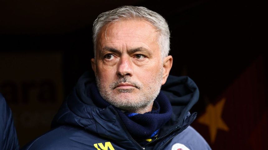 Fenerbahçe manager José Mourinho has been accused of racism by Galatasaray.