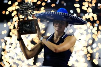 Emma Navarro celebrates with the trophy after winning the Mérida Open on Sunday.