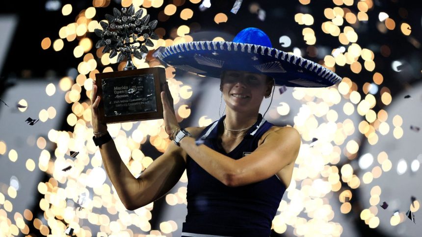 Emma Navarro celebrates with the trophy after winning the Mérida Open on Sunday.