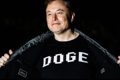 White House Senior Advisor Elon Musk walks to the White House after landing in Marine One on the South Lawn with U.S. President Donald Trump (not pictured) on March 9, 2025 in Washington, DC.