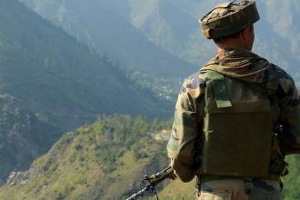 An Indian army soldier looks towards the site of a gunbattle between Indian army soldiers and rebels inside an army brigade headquarters near the border with Pakistan, known as the Line of Control (LoC), in Uri on September 18, 2016.
Militants armed with guns and grenades killed 17 soldiers in a raid September 18 on an army base in Indian-administered Kashmir, the worst such attack for more than a decade in the disputed Himalayan region. / AFP / TAUSEEF MUSTAFA        (Photo credit should read TAUSEEF MUSTAFA/AFP/Getty Images)