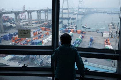 Shipments of cars and steel from South Korea to the US fell 6.5% and 8.7%, respectively, year over year for the first 20 days of April.
