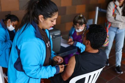 A man is vaccinated during a campaign of vaccination against yellow fever at the transport terminal, after the Colombian government declared a health emergency due to the increase in infections, in Bogota, Colombia April 17, 2025.