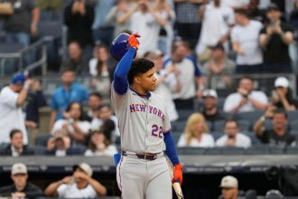The New York Mets' Juan Soto waved to the Yankees fans while they booed him.