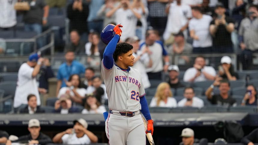 The New York Mets' Juan Soto waved to the Yankees fans while they booed him.