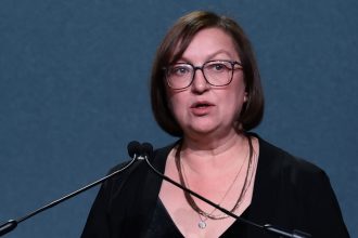Galina Timchenko accepts the Gwen Ifill Award at the 2022 CPJ International Press Freedom Awards in New York.