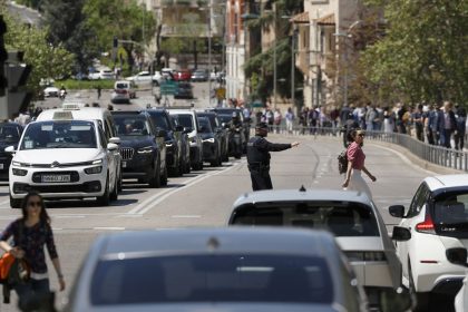 A Police officer (C) gestures to organise traffic with the traffic lights off during a massive power cut affecting the entire Iberian peninsula and the south of France, in Madrid on April 28, 2025. A "massive" power cut late on April 28, 2025 morning affected the whole of the Iberian peninsula and part of France, according to Portuguese electricity network operator REN. (Photo by OSCAR DEL POZO / AFP) (Photo by OSCAR DEL POZO/AFP via Getty Images)