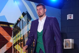 Nikola Jokić arrived at Ball Arena dressed in a Joker-inspired suit.