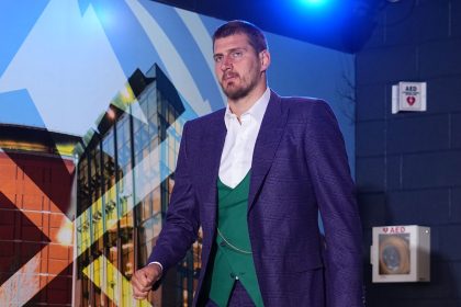 Nikola Jokić arrived at Ball Arena dressed in a Joker-inspired suit.