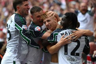 Tom Watson celebrates with his teammates after scoring an injury-time winner.