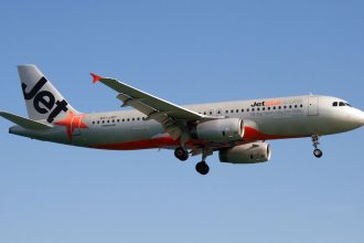PHUKET, THAILAND - 2018/03/20: A Jetstar Asia Airways Airbus 320 lands at Phuket airport. (Photo by Fabrizio Gandolfo/SOPA Images/LightRocket via Getty Images)