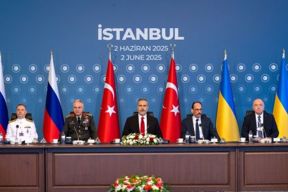 Turkish Foreign Minister Hakan Fidan (center) chairs the Russia-Ukraine talks in Istanbul on Monday.