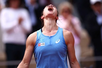 Lois Boisson roars in delight after beating Jessica Pegula at the French Open.