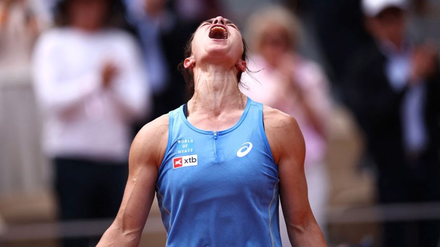 Lois Boisson roars in delight after beating Jessica Pegula at the French Open.