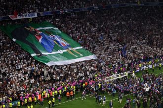 PSG fans unfurl a giant banner to pay tribute to Luis Enrique's daughter.