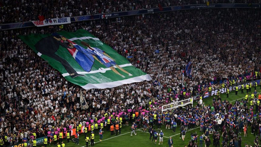 PSG fans unfurl a giant banner to pay tribute to Luis Enrique's daughter.